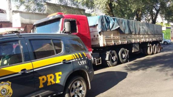 Veículo trazia carga com mais de 200 mil carteiras do produto. Motorista tentou fugir e acabou 

preso com apoio da polícia uruguaia