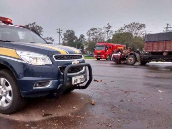 Colisão ocorreu no trevo de acesso à cidade