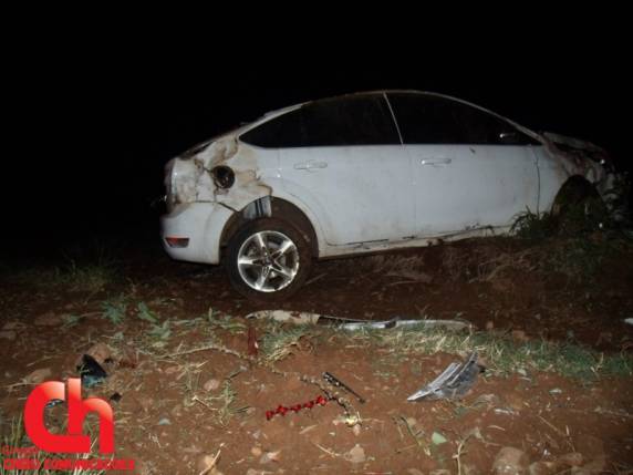 Carro saiu da pista e capotou por volta das 6h15 