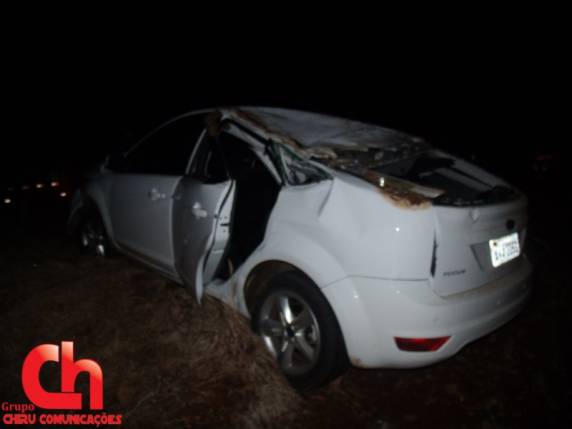 Carro saiu da pista e capotou por volta das 6h15 