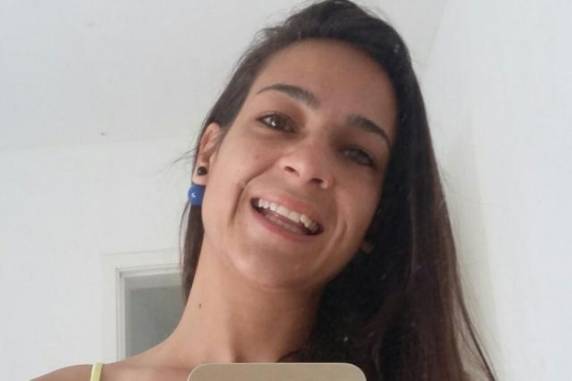 Homicídio ocorreu na noite de quinta-feira, em frente à casa da vítima