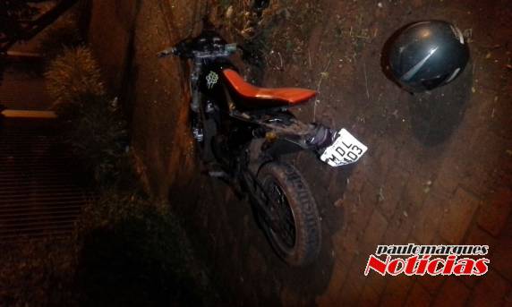 A moto atingiu uma lixeira e uma árvore de pequeno porte