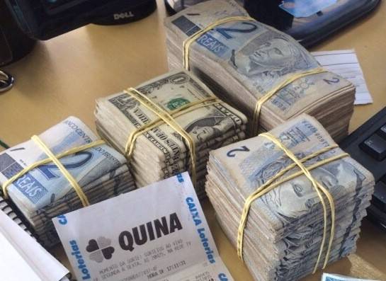 Dupla foi detida com U$S 199 dólares e R$ 1.518 

em notas de R$ 2