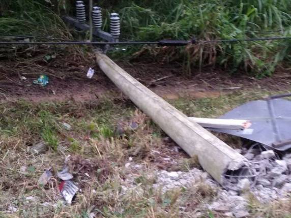 Veículo bateu em poste no 

km 97 da BR-470 e caiu no Rio Itajaí, em Apiúna.