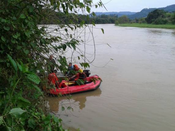 Veículo bateu em poste no 

km 97 da BR-470 e caiu no Rio Itajaí, em Apiúna.