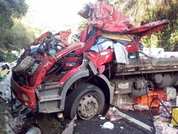 Veículo frigorífico sofreu acidente em Águas Mornas nesta segunda (22)