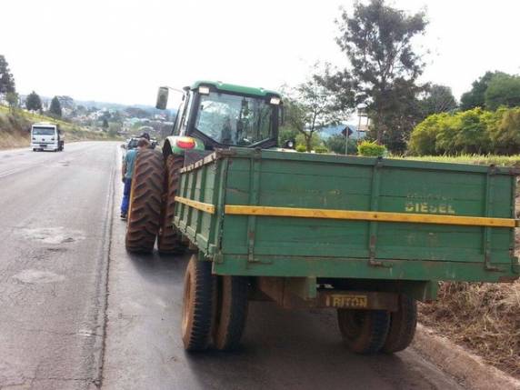 Veículo ocupava o 

acostamento e parte da pista em Pinhalzinho