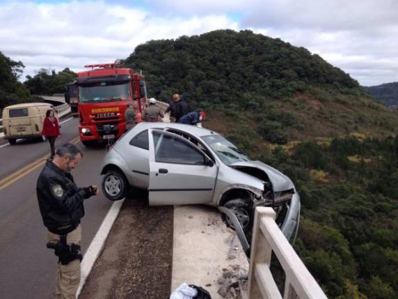 Carro fica pendurado na ponte do viaduto que liga Santa Maria a Itaara