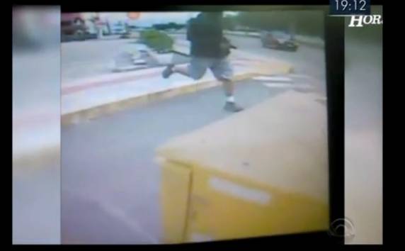 Vídeo de 

câmara de segurança mostra vítima fugindo de homem armado