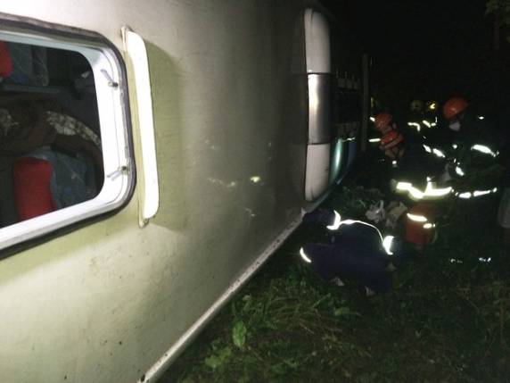Veículo que saiu de Pelotas com destino a Caxias do Sul tombou em Portão