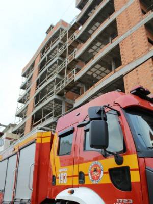 Ajudante dele também estava na estrutura, mas foi salvo por equipamento
