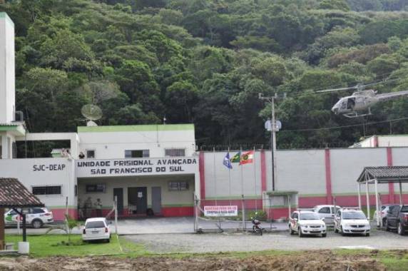 Policial que fazia o registro do boletim de ocorrência descobriu que havia um mandado 

de prisão em aberto no nome do comerciante
