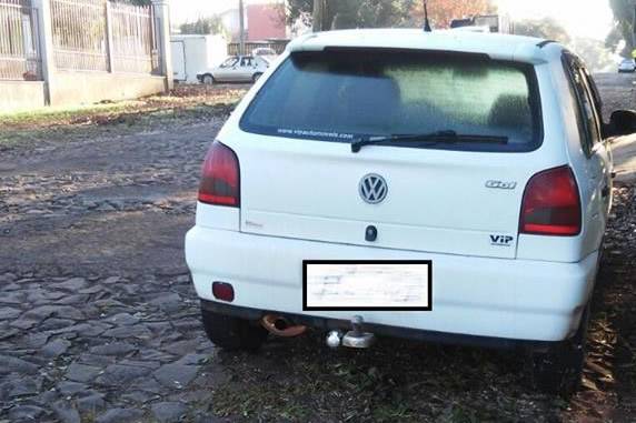 O automóvel foi abandonado em uma rua da cidade vizinha