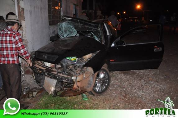Com o impacto o veículo ficou com a frente destruída