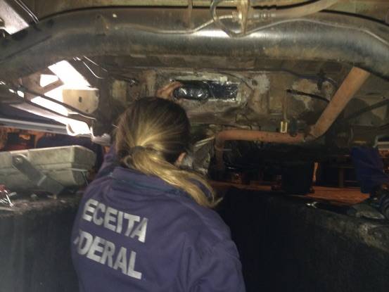 Droga estava no fundo falso 

de um carro