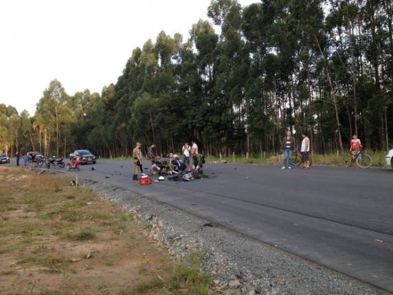Colisão aconteceu na 

estrada Rio do Morro, no bairro Paranaguamirim, na tarde deste domingo