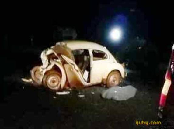 O Fusca ficou totalmente destruído com o impacto contra a Hilux