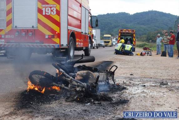Motocicleta incêndiou