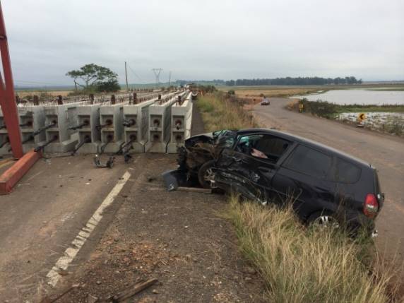 O veículo teria batido contra materiais que seriam utilizados para a construção de ponte