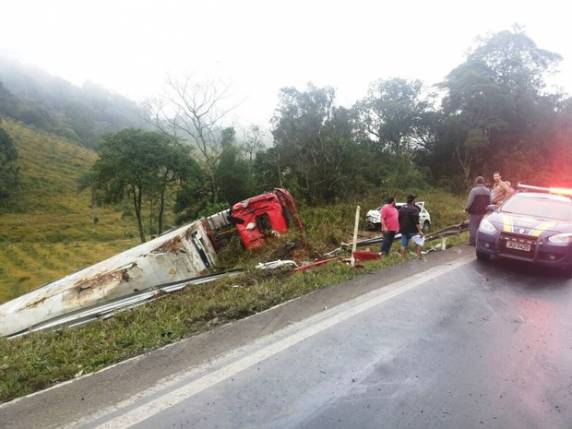 Acidente aconteceu na manhã desta quinta-feira, após curva da BR-470