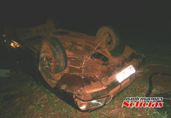 Veículo capotou fora da rodovia o que resultou em uma morte e um ferido com gravidade