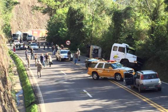 Bandidos usaram caminhão, ônibus e carros para bloquear a RS-122