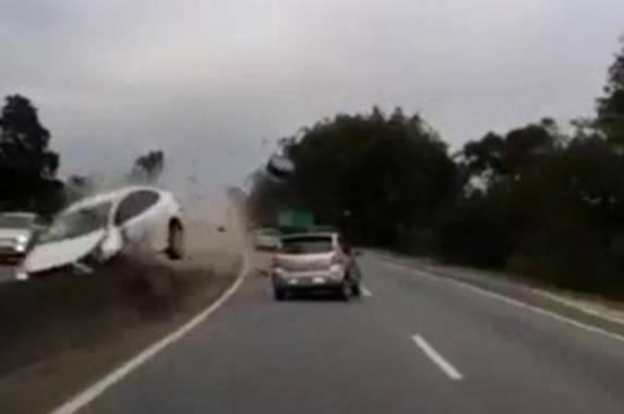 Pneu chegou a atingir carro que seguia na pista contrária
