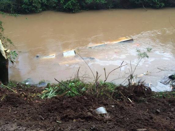 Caminhão despenca no rio Itororó em Herval d' Oeste