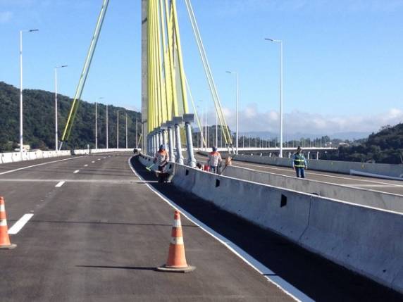 Detalhes na sinalização, 

pintura de faixas e concretagem são feitos