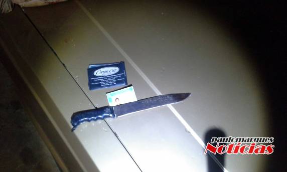 A vítima foi atingida com um golpe de faca no pescoço