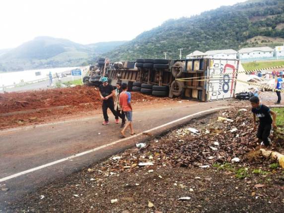 Acidente aconteceu na tarde deste sábado 

(11)