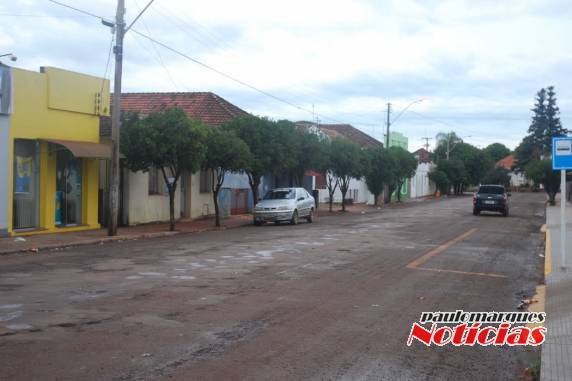 Dois elementos 

renderam o proprietário e levaram o dinheiro do caixa