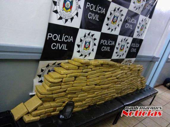 Traficantes tripulavam dois veículos que carregavam a droga