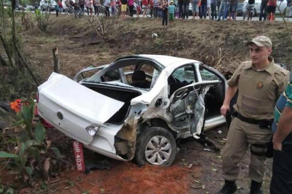 Duas vítimas morrem no local e um foi levada em estado grave ao Hospital São José de 

Joinville