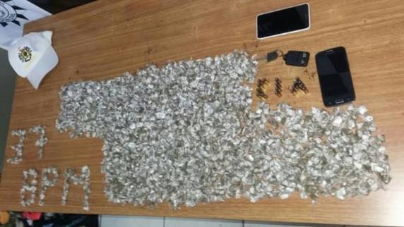 A Brigada Militar de Frederico Westphalen realizou a prisão de três pessoas por tráfico de drogas na madrugada