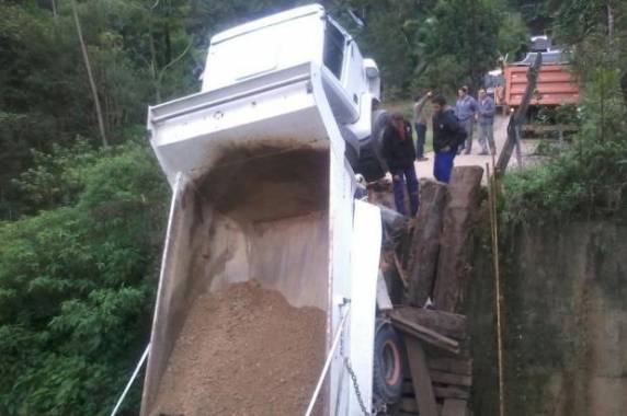 Ponte sobre ribeirão na Rua José Schmitt Sobrinho 

foi construída após a enchente de 2008