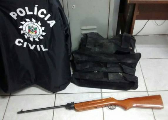 Equipamento não resistiu ao disparo de calibre 22 efetuado pelo vendedor contra Gisbel Ariziane Martins da Silva, de 29 anos, que vestia a peça. Suspeito 

foi preso horas depois