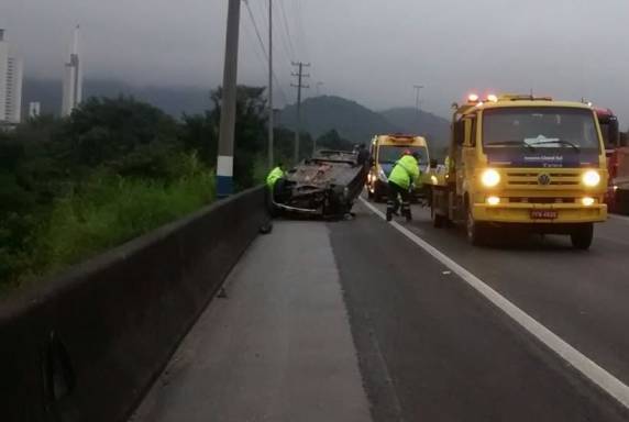 Os três ocupantes do carro, o condutor e duas passageiras, fugiram do local a pé