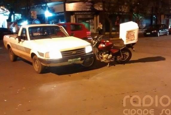 O motorista da caminhonete teria invadido a preferêncial