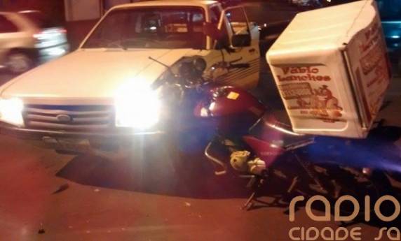 O motorista da caminhonete teria invadido a preferêncial