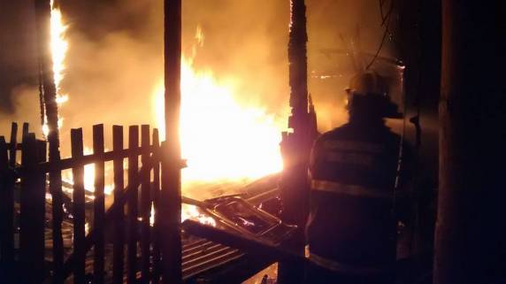 Bombeiros trabalharam durante a madrugada