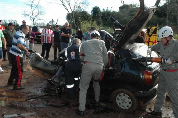 Os veículos ficaram destruídos