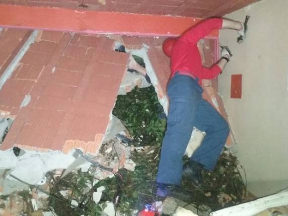 Cerca de 25% da laje da casa de dois pisos cedeu, segundo bombeiros