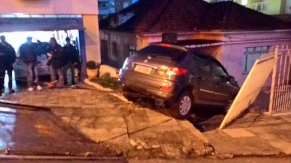 Jovem tinha sinais de embriaguez e carona sofreu ferimento no rosto conforme a Brigada Militar (BM)