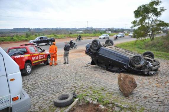 Acidente envolveu dois carros e ninguém se feriu