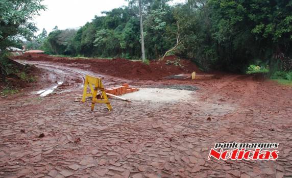 CORSAN e Prefeitura Municipal abandonaram uma obra no bairro Medianeira
