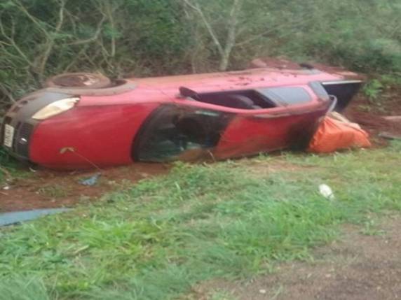 Um dos veículos tombou 

fora da pista