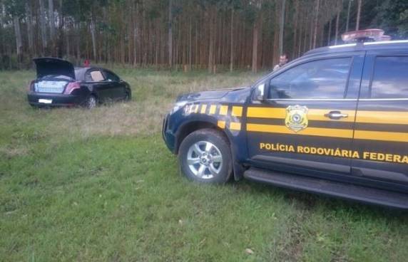 Condutor de Citroën tentou fugir para matagal após furar barreira em Triunfo