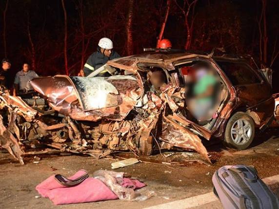 Motoristas e 1 criança morreram na hora, outra criança morreu em hospital