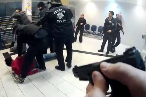 Criminosos foram surpreendidos pelos policiais no momento em que arrombavam um dos caixas eletrônicos da agência